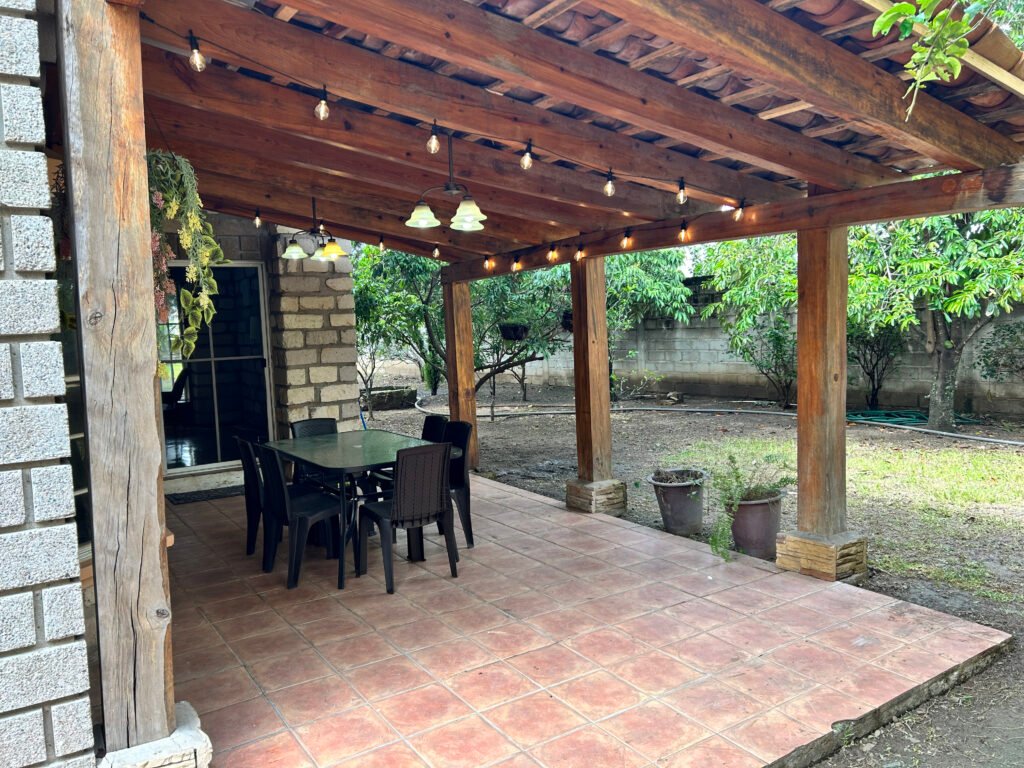 PAtio area of the house to rent alquiler in comayagua airbnb